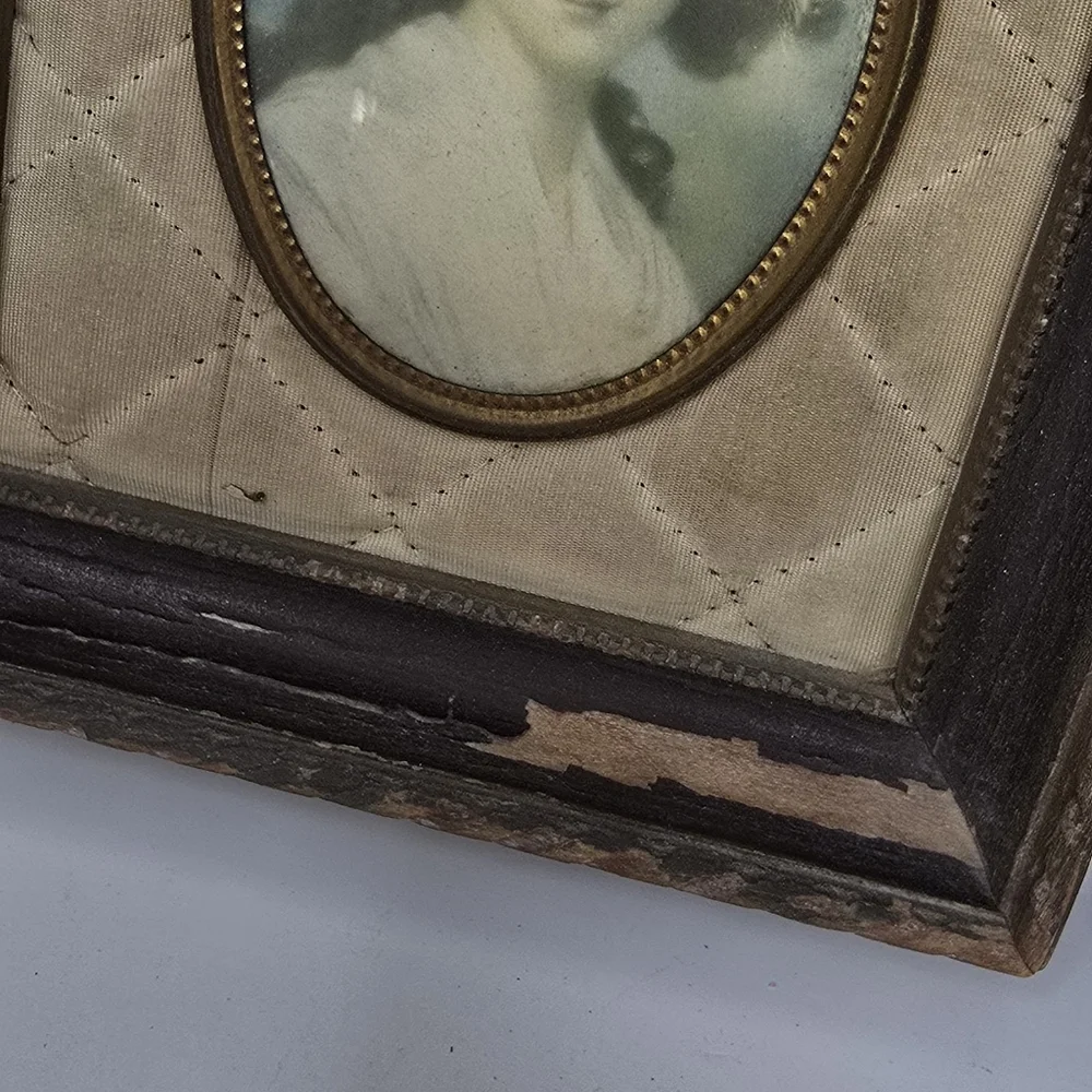 Vintage 1940s victorian women‎ italian ornate royal portrait quilted silk wood